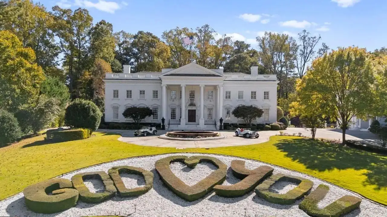 A Vietnamese immigrant bought a 23,200-sq-ft White House replica in Georgia; the $35 million